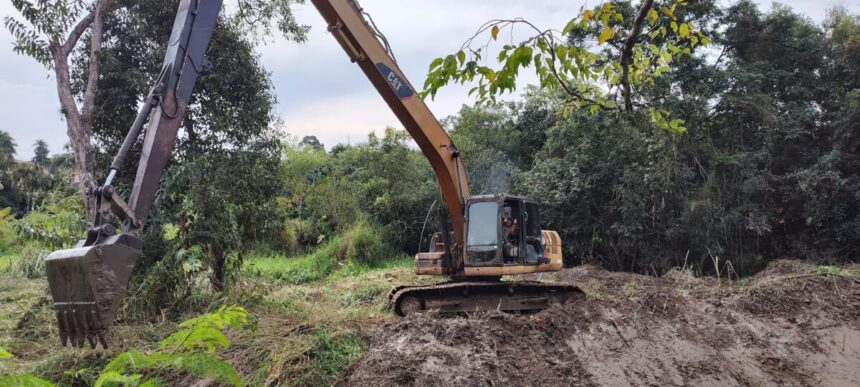 Equipe da Secretaria de Serviços Públicos e Meio Ambiente realiza limpeza do córrego do Monte Santo
