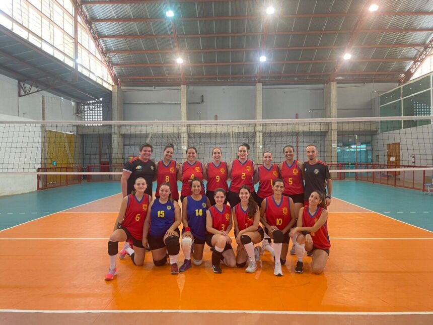 Equipe feminina de vôlei de quadra estreia na Copa ADR