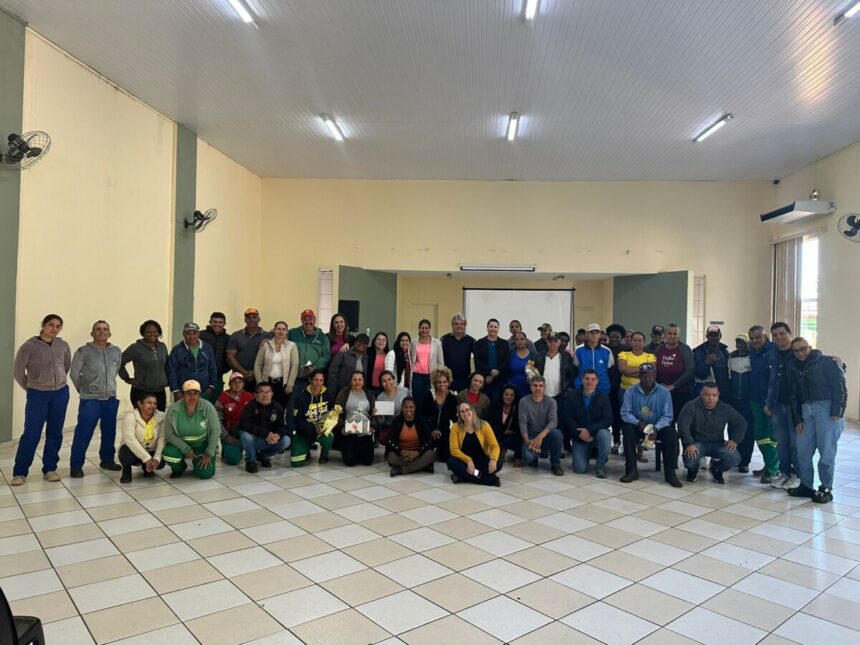 Prefeitura homenageia profissionais da limpeza pública no Dia do Gari