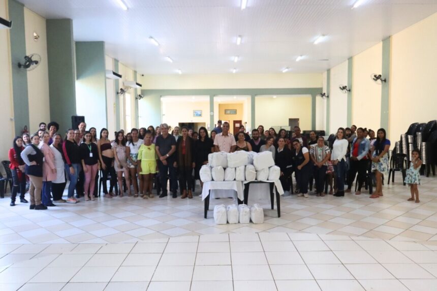 Mamães recebem kit enxoval em último encontro do Grupo de Gestantes deste semestre