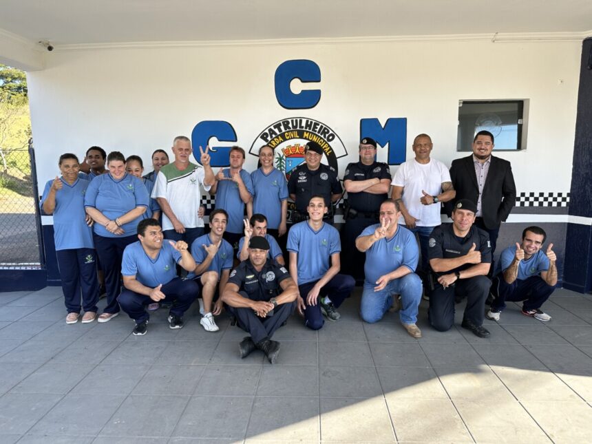 GCM recebe visita dos alunos da APAE da cidade