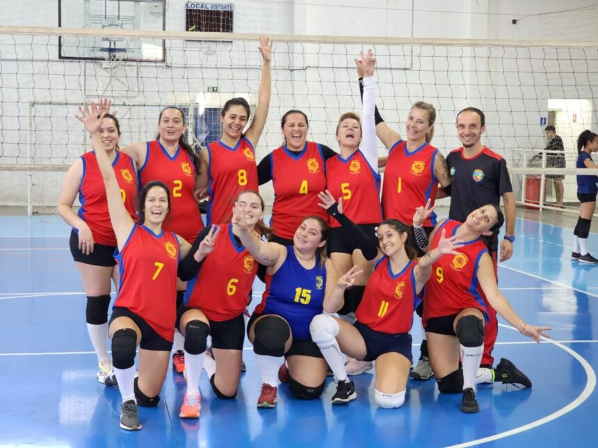 Equipe feminina de vôlei de Santo Antônio de Posse é campeã de quadrangular em Leme