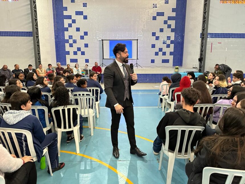 Alunos da rede pública participam de palestra sobre prevenção contra às drogas