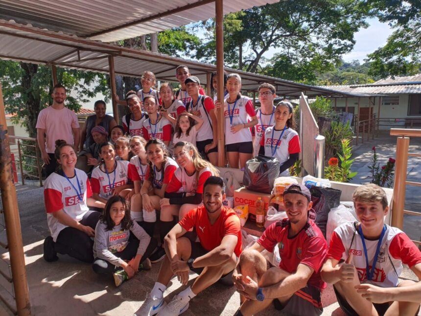 Inter Sesi promove ação social e premia crianças e adolescentes do vôlei