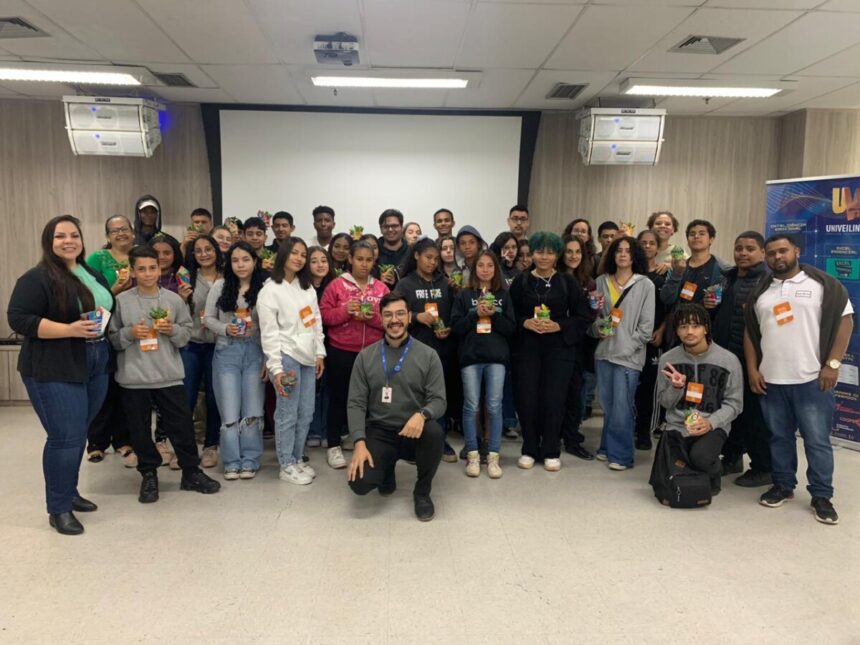 Adolescentes do Universo Jovem visitam as instalações do Veiling