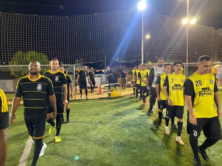 Bola rolando no 2º Campeonato Municipal de Futebol Society de Santo Antônio de Posse