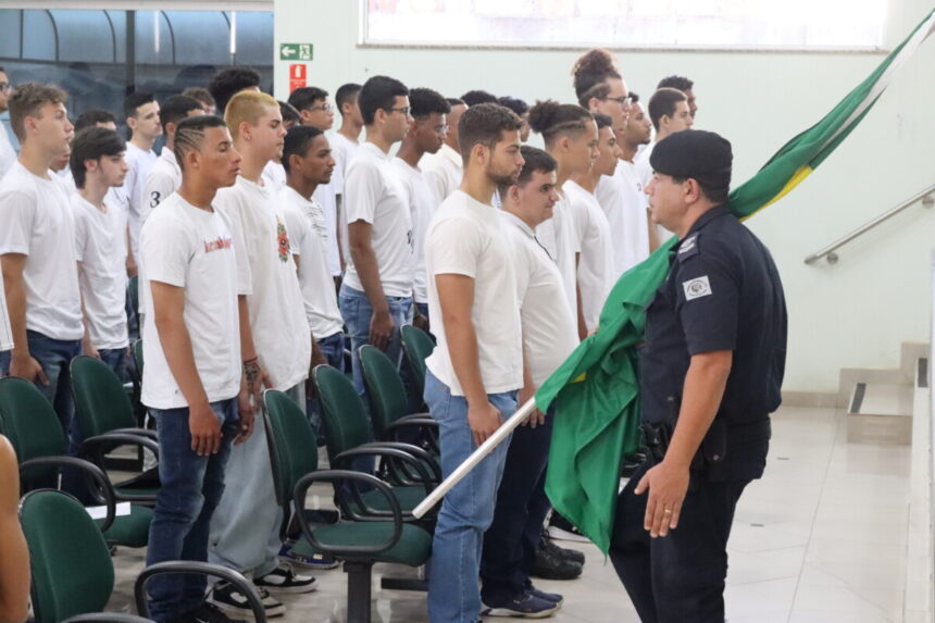 Cerca de 80 possenses participam de ato de compromisso à bandeira