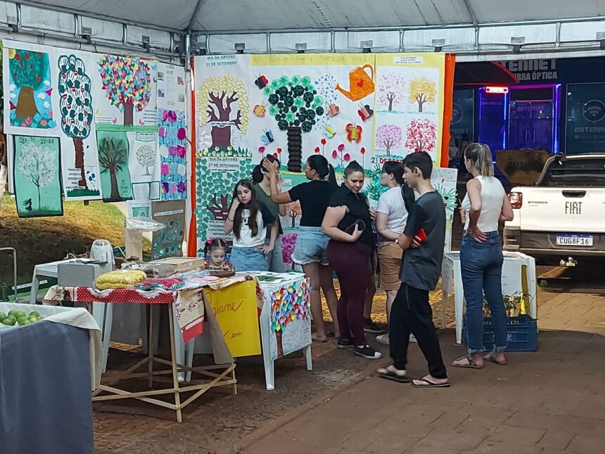 Alunos da rede pública celebram Dia da Árvore com exposição