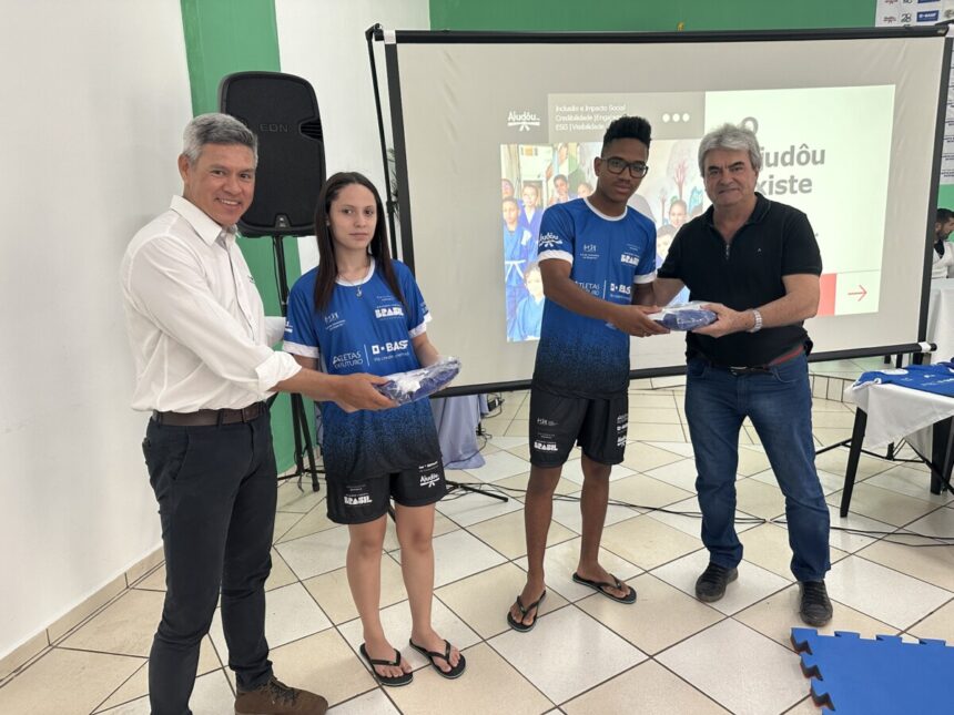 Jovens do projeto Atletas do Futuro recebem uniformes
