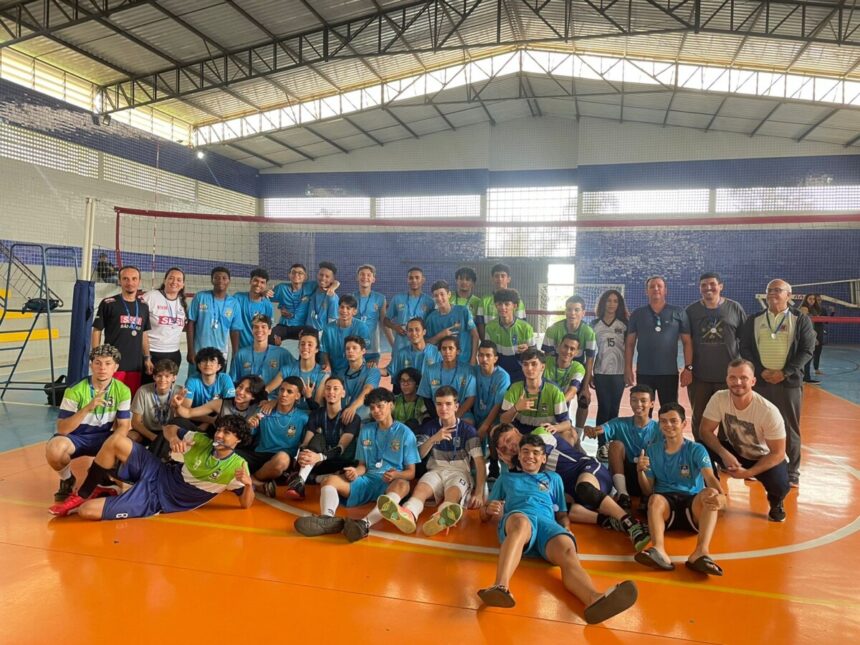 Equipe masculina sub-19 de vôlei vence triangular