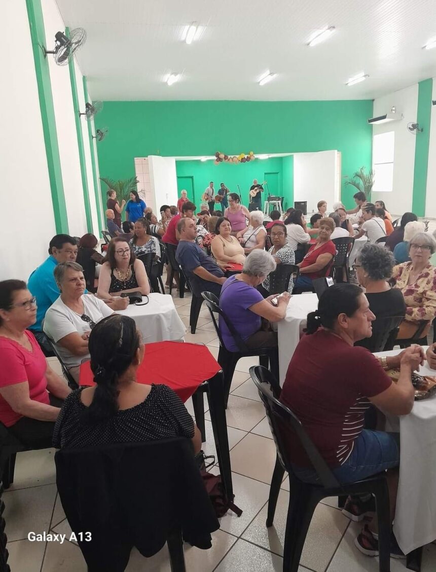 Viver Vale a Pena recebe terceira idade de Holambra e do Lar São Vicente de Paulo