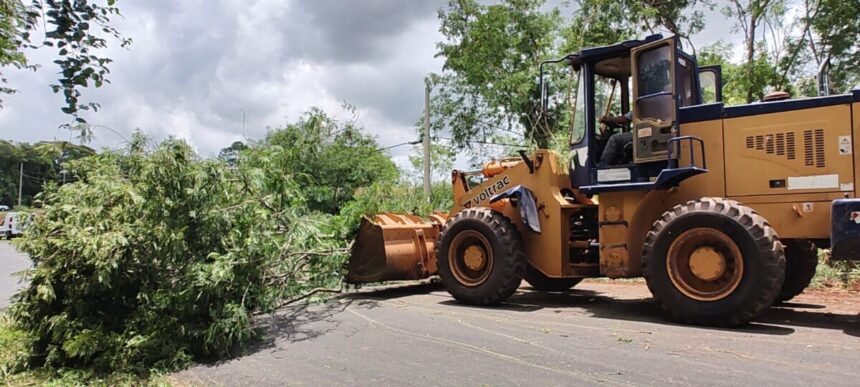 Equipes da Prefeitura trabalham em vários pontos da cidade para recompor locais afetados pela chuva