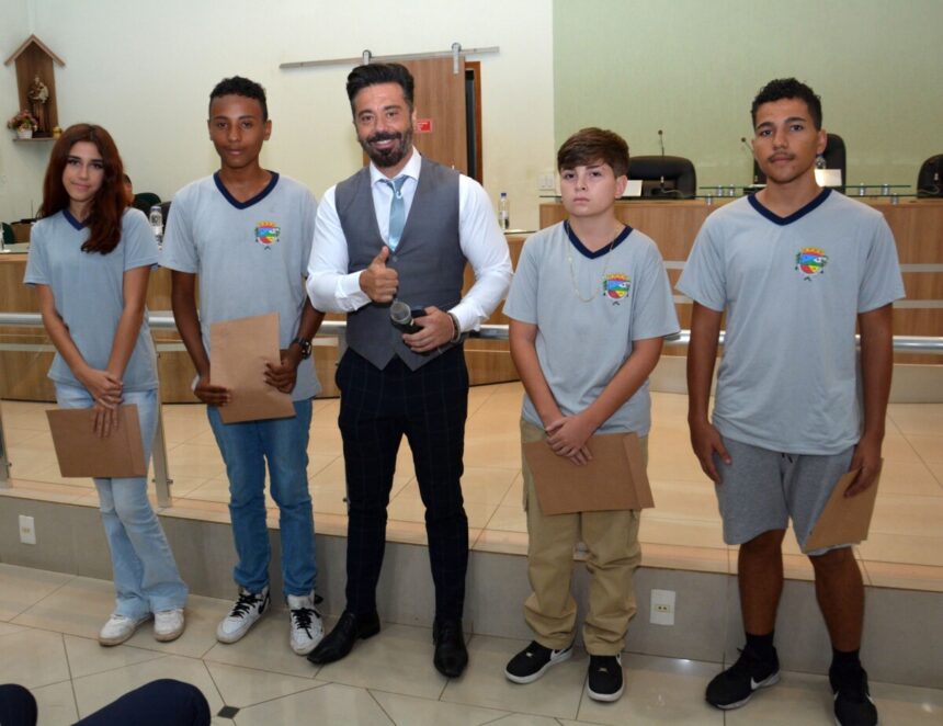 Autores das melhores redações sobre “Como o mundo seria melhor sem as drogas” são premiados