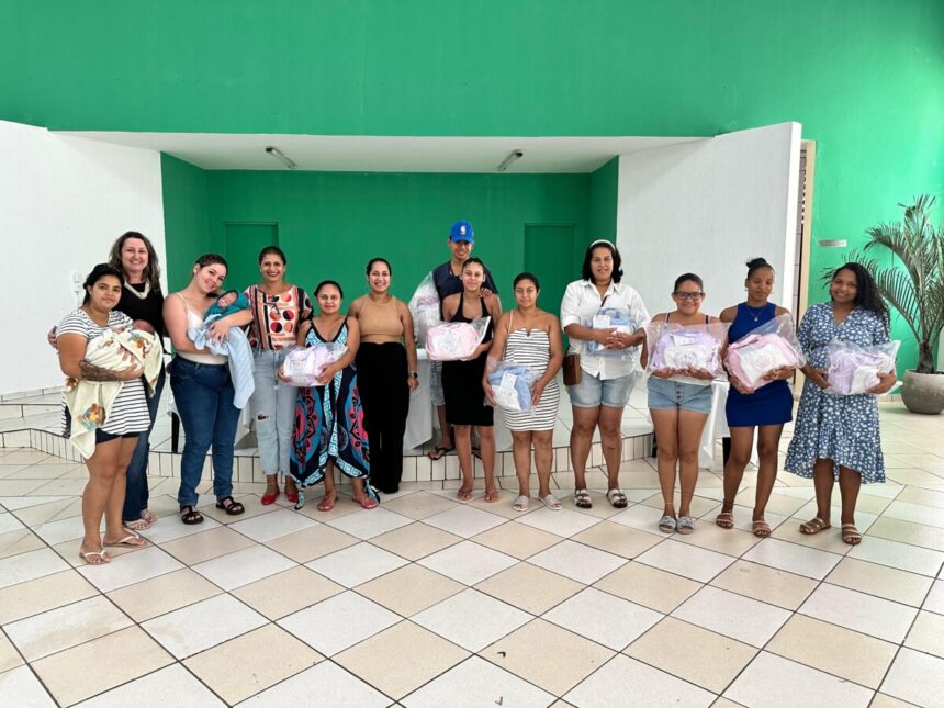 Futuras mamães do Grupo de Gestantes recebem kits enxoval