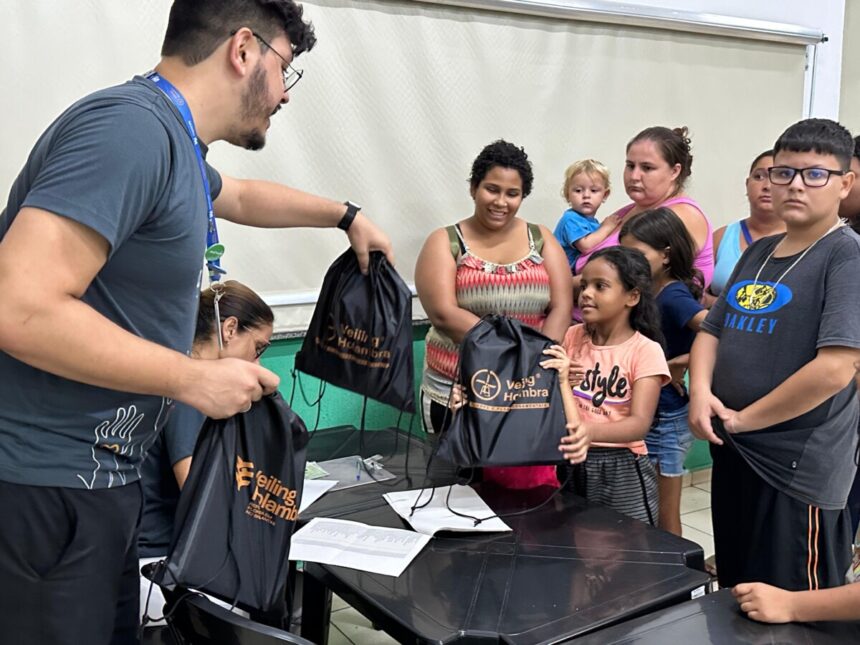 300 crianças assistidas pelo CRAS recebem kits escolares em parceria com a cooperativa Veiling