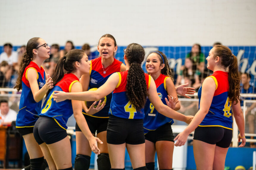 Meninas do vôlei mostram garra e determinação em partida pela ADR