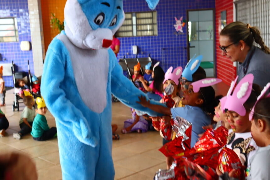 PREFEITURA ENTREGA MAIS DE 5 MIL OVOS DE CHOCOLATE AOS ALUNOS DA REDE MUNICIPAL E APAE