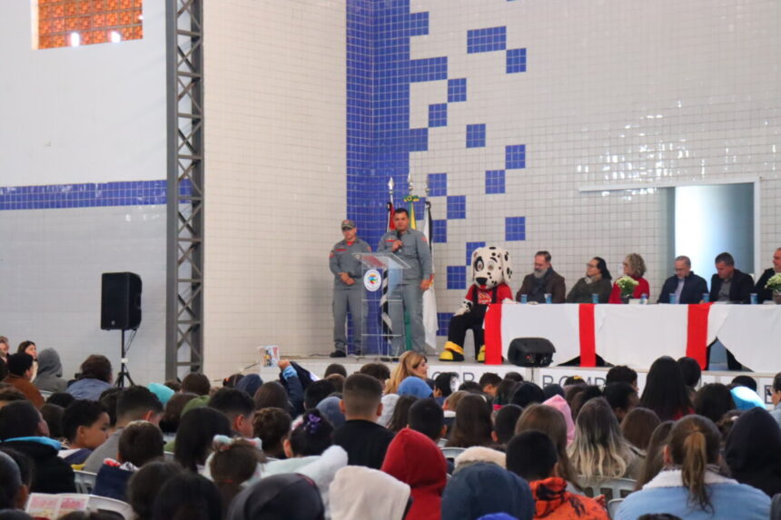 Alunos concluem formação do programa Bombeiro na Escola