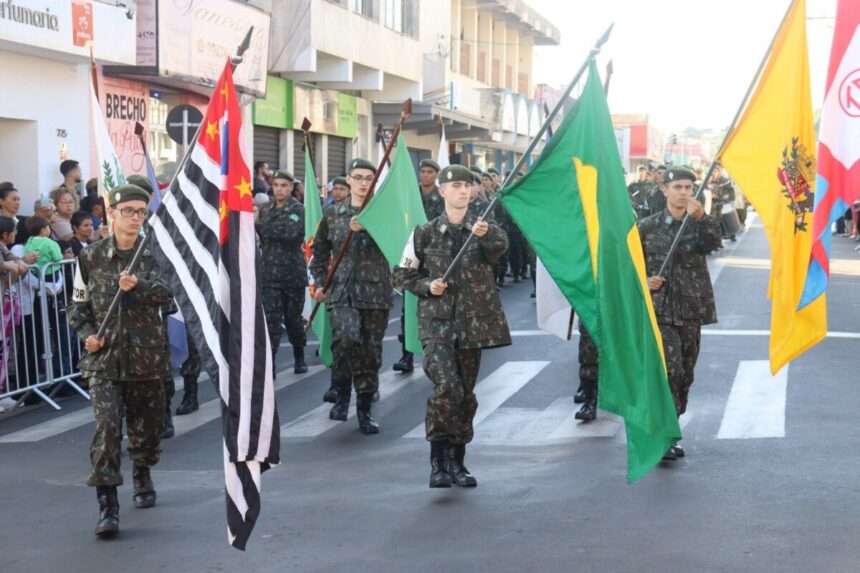 Desfile Cívico marca o domingo de comemorações dos 70 anos de Santo Antônio de Posse