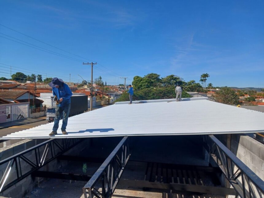 AMPLIAÇÃO DA ESCOLA PROFESSORA ISAURA DE CARVALHO COELHO SEGUE EM RITMO ACELERADO COM INSTALAÇÃO DO TELHADO