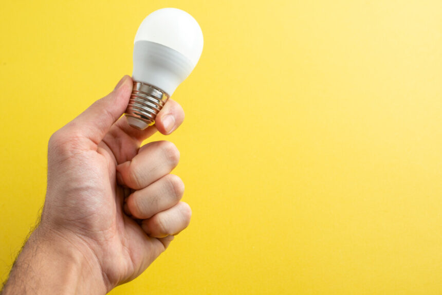 Posse recebe ação gratuita de troca de lâmpadas da Neoenergia Elektro