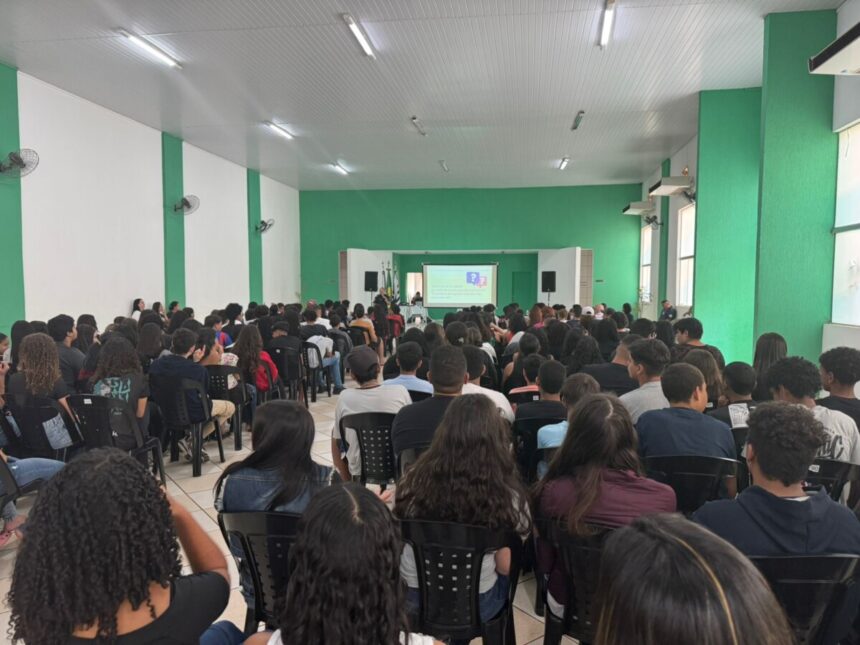 Palestra sobre Bullying e Cyberbullying reúne mais de 280 adolescentes no Centro Múltiplo do Idoso