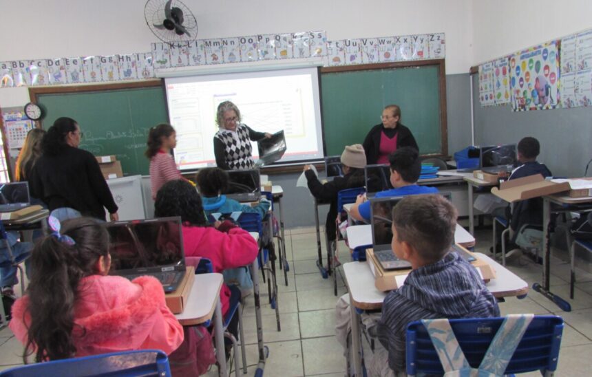 Prefeitura entrega 47 Chromebooks para alunos da rede municipal de ensino